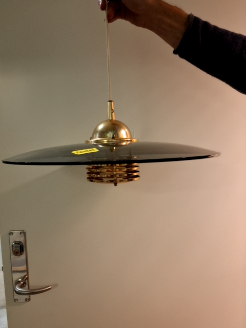 Messing lampe med røgvarer glasskærm svensk design